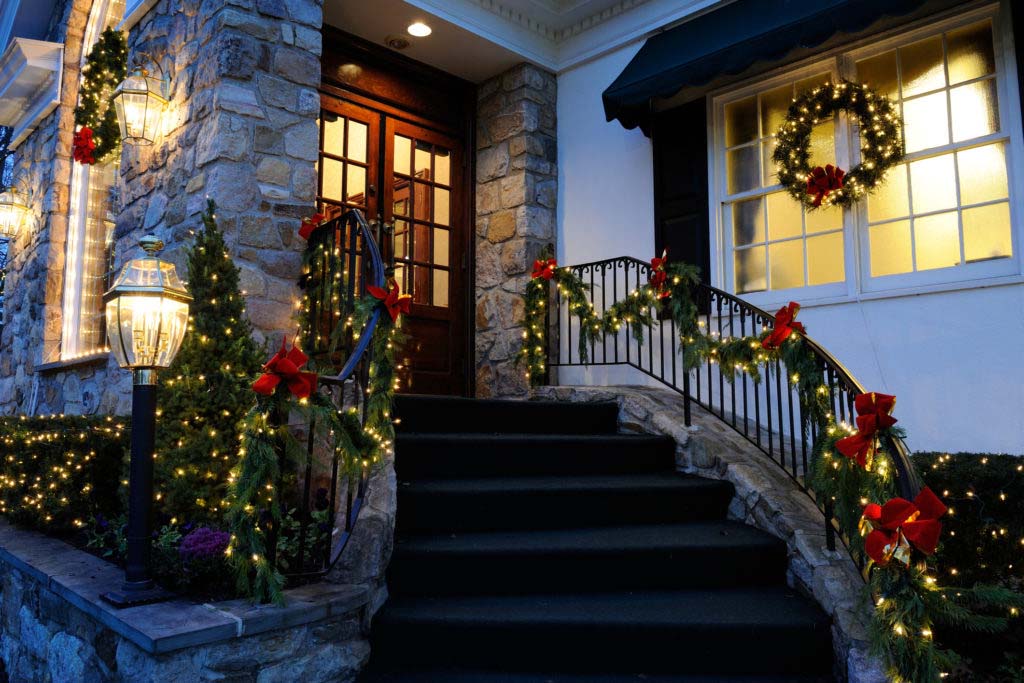 Christmas Décor Ideas to Highlight Your Windows & Doors